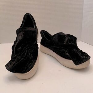 J/Slides Black Annabelle Velvet Round Toe Sneaker - Size 8.5